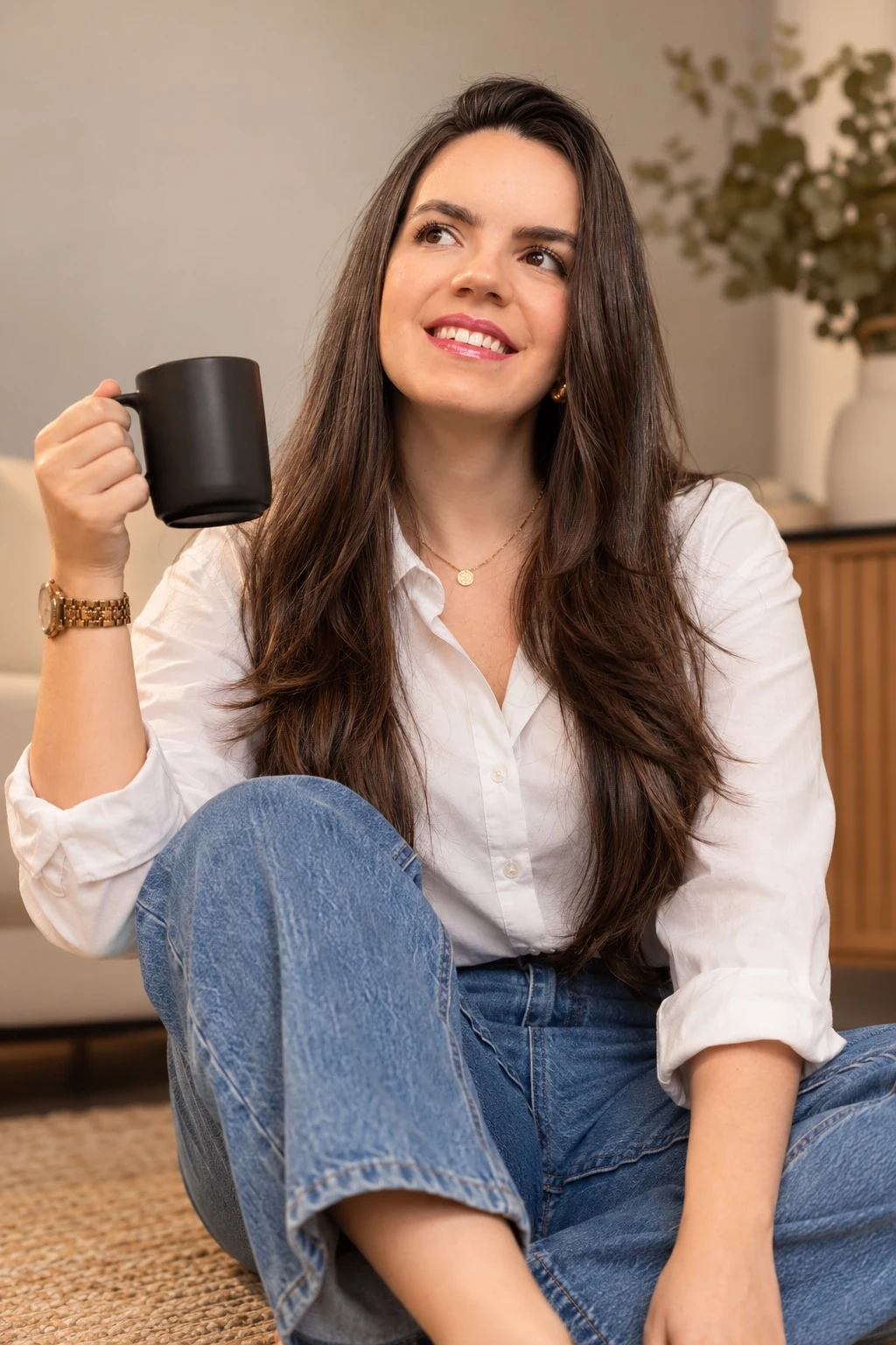 Marcela segurando uma caneca em momento descontraído